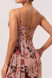 Vestido largo de dama de honor con corsé floral fruncido en rosa polvorienta con serpentina lateral