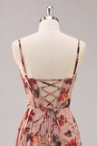 Vestido largo de dama de honor con corsé floral fruncido en rosa polvorienta con serpentina lateral