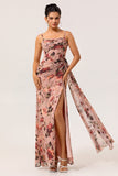 Vestido largo de dama de honor con corsé floral fruncido en rosa polvorienta con serpentina lateral