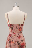 Vestido largo de dama de honor con corsé floral fruncido de rosa empolvado con abertura