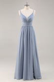 Vestido largo de dama de honor fruncido de gasa azul empolvado con abertura