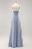 Vestido largo de dama de honor de gasa azul empolvado Una línea con volantes