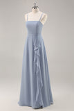 Vestido largo de dama de honor de gasa azul empolvado Una línea con volantes