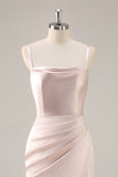 Vestido largo de dama de honor fruncido de sirena de satén rosa caramelo con abertura