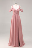 Vestido largo de dama de honor fruncido de gasa con hombros fríos rosa empolvado con abertura