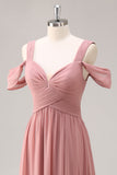 Vestido largo de dama de honor fruncido de gasa con hombros fríos rosa empolvado con abertura