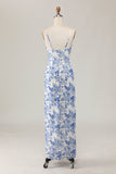 Vestido largo de invitada de boda con flores blancas y azules estampadas