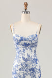 Vestido largo de invitada de boda con flores blancas y azules estampadas