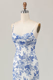 Vestido largo de invitada de boda con flores blancas y azules estampadas