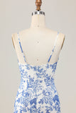 Vestido largo de invitada de boda con flores blancas y azules estampadas