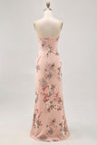 Vestido de dama de honor sin tirantes floral de rubor con abertura