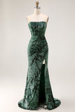 Vestido de dama de honor de terciopelo quemado con corsé sin tirantes burdeos con abertura