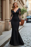 Vestido largo de sirena negra con cuello en V para la madre de la novia con apliques de encaje