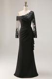 Vestido largo asimétrico negro de la madre de la novia con apliques de encaje