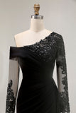 Vestido largo asimétrico negro de la madre de la novia con apliques de encaje