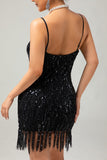 Vestido negro con tirantes finos y lentejuelas con flecos de la década de 1920 con conjunto de accesorios