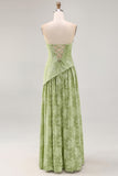 Vestido de dama de honor verde salvia estampado floral sin tirantes con abertura