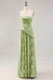 Vestido de dama de honor verde salvia estampado floral sin tirantes con abertura