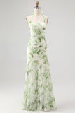 Vestido largo plisado de dama de honor con estampado de flores verdes