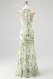Vestido largo plisado de dama de honor con estampado de flores verdes