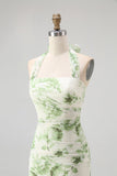 Vestido largo plisado de dama de honor con estampado de flores verdes