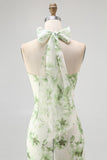Vestido largo plisado de dama de honor con estampado de flores verdes
