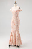 Vestido de invitada de boda fruncido con estampado de sirena champán con hombros descubiertos