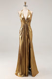 Vestido Largo Formal con Pliegue Metálico Halter Dorado con Abertura