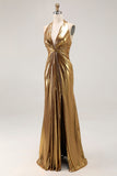 Vestido Largo Formal con Pliegue Metálico Halter Dorado con Abertura
