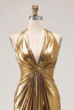 Vestido Largo Formal con Pliegue Metálico Halter Dorado con Abertura