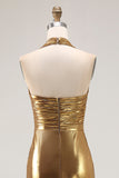 Vestido Largo Formal con Pliegue Metálico Halter Dorado con Abertura