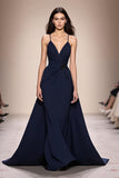 Vestido largo de noche con tirantes finos fruncidos en forma de línea A azul oscuro