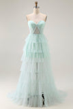 Vestido de dama de honor con volantes y volantes en línea A sin tirantes en verde claro con abertura