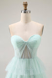 Vestido de dama de honor con volantes y volantes en línea A sin tirantes en verde claro con abertura