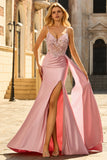 Corsé rosa con cuentas y vestido largo de satén con corte lateral