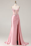Corsé rosa con cuentas y vestido largo de satén con corte lateral