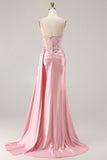 Corsé rosa con cuentas y vestido largo de satén con corte lateral