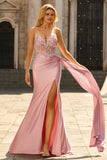 Corsé rosa con cuentas y vestido largo de satén con corte lateral