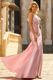 Corsé rosa con cuentas y vestido largo de satén con corte lateral