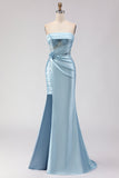 Vestido largo de graduación de sirena azul sin tirantes con lentejuelas y abertura