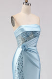 Vestido largo de graduación de sirena azul sin tirantes con lentejuelas y abertura