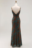 Vestido largo de dama de honor estampado en vaina verde oscuro con abertura
