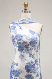 Vestido de dama de honor con diseño floral azul de un hombro y chal