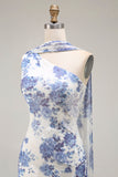 Vestido de dama de honor con diseño floral azul de un hombro y chal