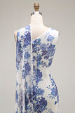 Vestido de dama de honor con diseño floral azul de un hombro y chal