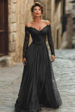 Un vestido de madre de la novia de línea cabernet descubierto de hombros con encaje