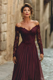 Un vestido de madre de la novia de línea cabernet descubierto de hombros con encaje