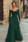 Un vestido de madre de la novia de línea cabernet descubierto de hombros con encaje