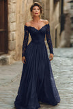 Un vestido de madre de la novia de línea cabernet descubierto de hombros con encaje