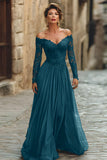 Un vestido de madre de la novia de línea cabernet descubierto de hombros con encaje